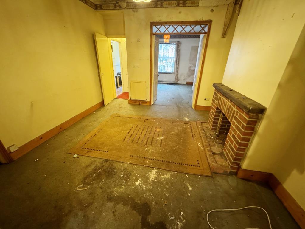 Lot: 94 - GARDEN FLAT CLOSE TO TOWN CENTRE - Middle room
